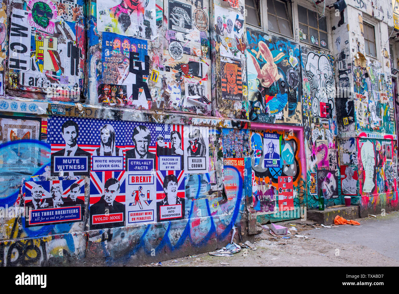 Wand bedeckte in Graffiti in der berühmten shoreditch Graffiti Wand an Sieben Sterne Hof, ein Hof mit street art in der Nähe der Brick Lane, Shoreditch gefüllt Stockfoto