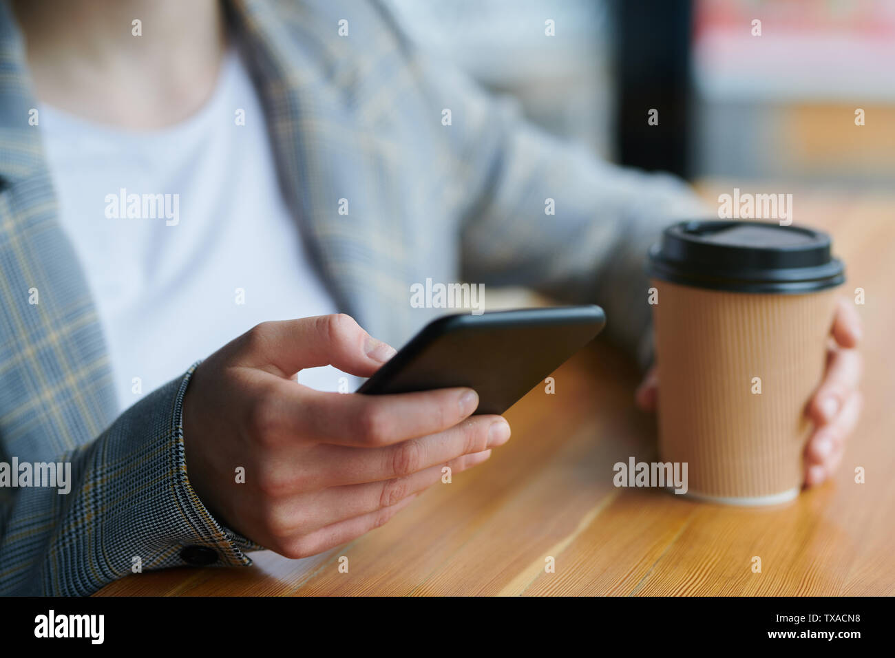 Nahaufnahme der unkenntlich Frau in karierten jacke Stockfoto