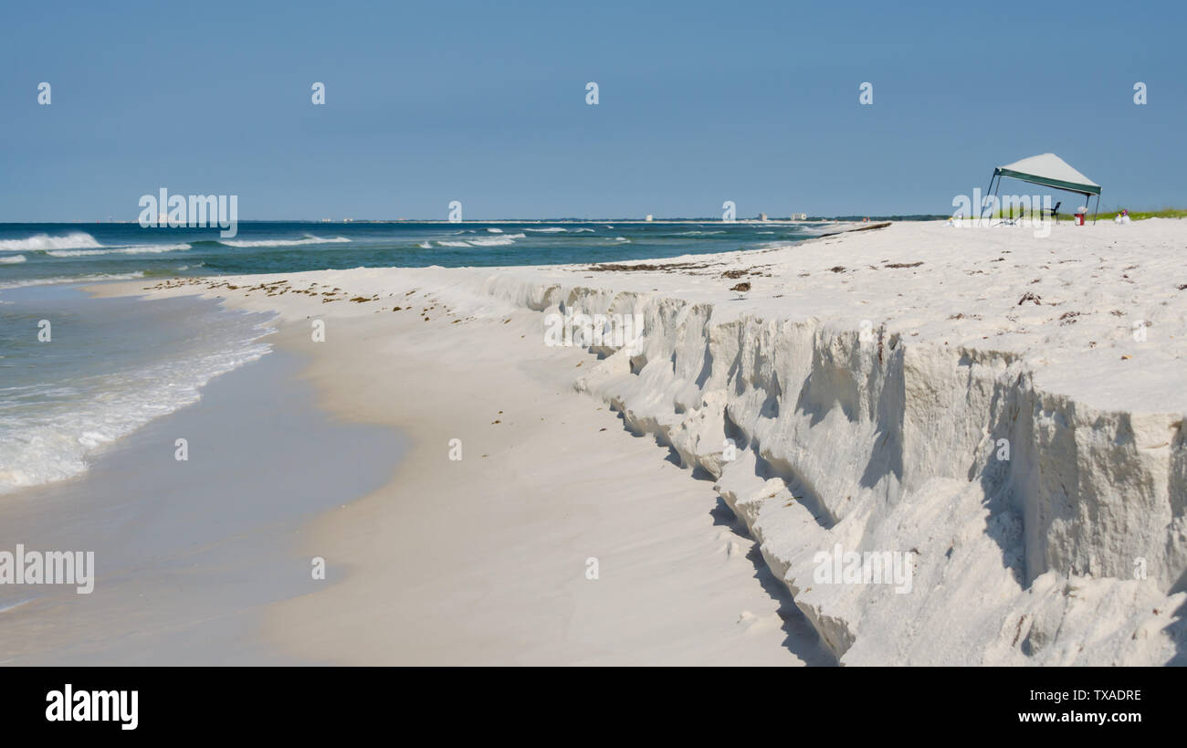 Tropische Gulf Coast Ocean Beach Landschaft Szene. Landschaftlich schöne touristische Reiseziel Lage. Entspannende Golf Küste Strände an der Küste. Stockfoto