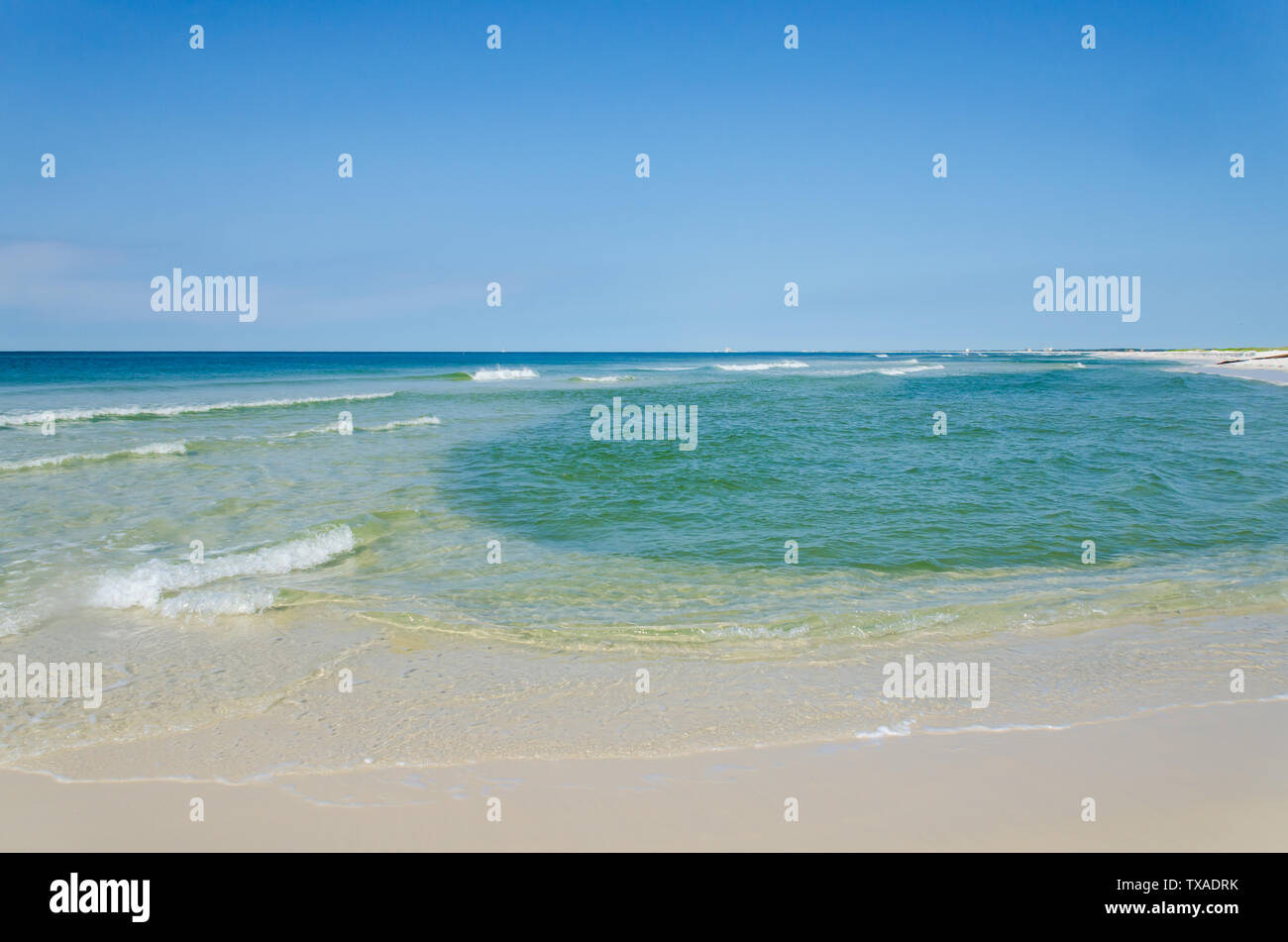 Tropische Gulf Coast Ocean Beach Landschaft Szene. Landschaftlich schöne touristische Reiseziel Lage. Entspannende Golf Küste Strände an der Küste. Stockfoto