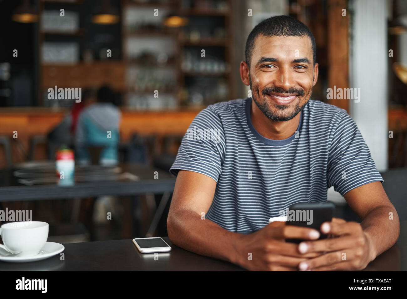 Porträt eines jungen Mannes im Cafe Stockfoto