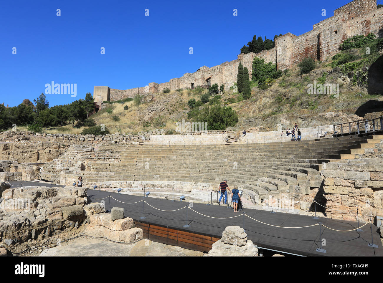 Das Römische Theater, zurück zu dem 1. Jahrhundert v. Chr. zurückgeht, mit der Alcazaba Festung hinter, in der Altstadt von Malaga, Spanien, Europa Stockfoto