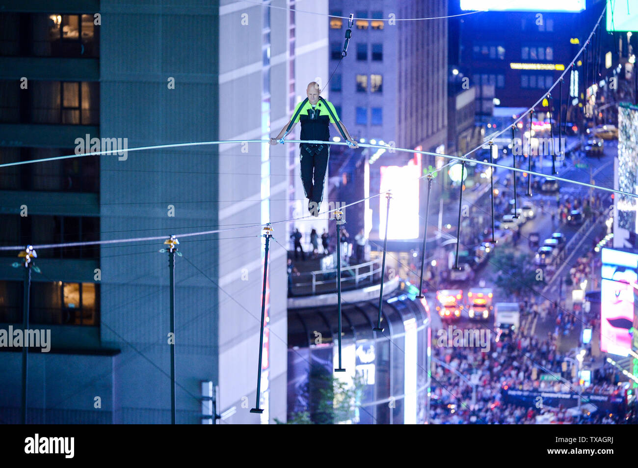 Nik und Lijana Wallenda gehen Sie ein High Wire in Times Square, New York City, live auf ABC mit Michael Strahan und Erin Andrews. Stockfoto