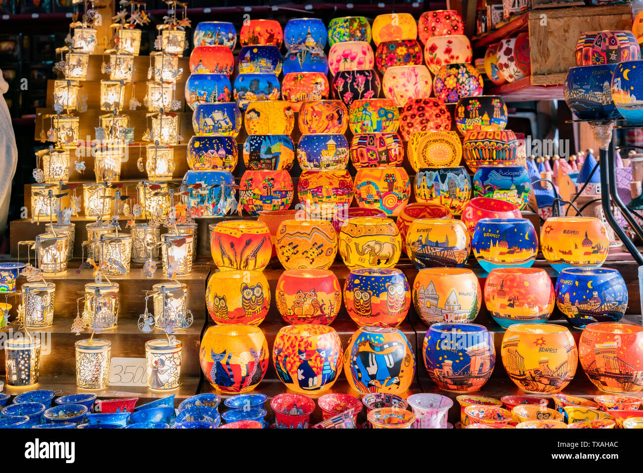Budapest, 11. NOVEMBER: Straßenhändler, die unterschiedliche Art der Geschenke am November 11, 2018 Budapest, Ungarn Stockfoto