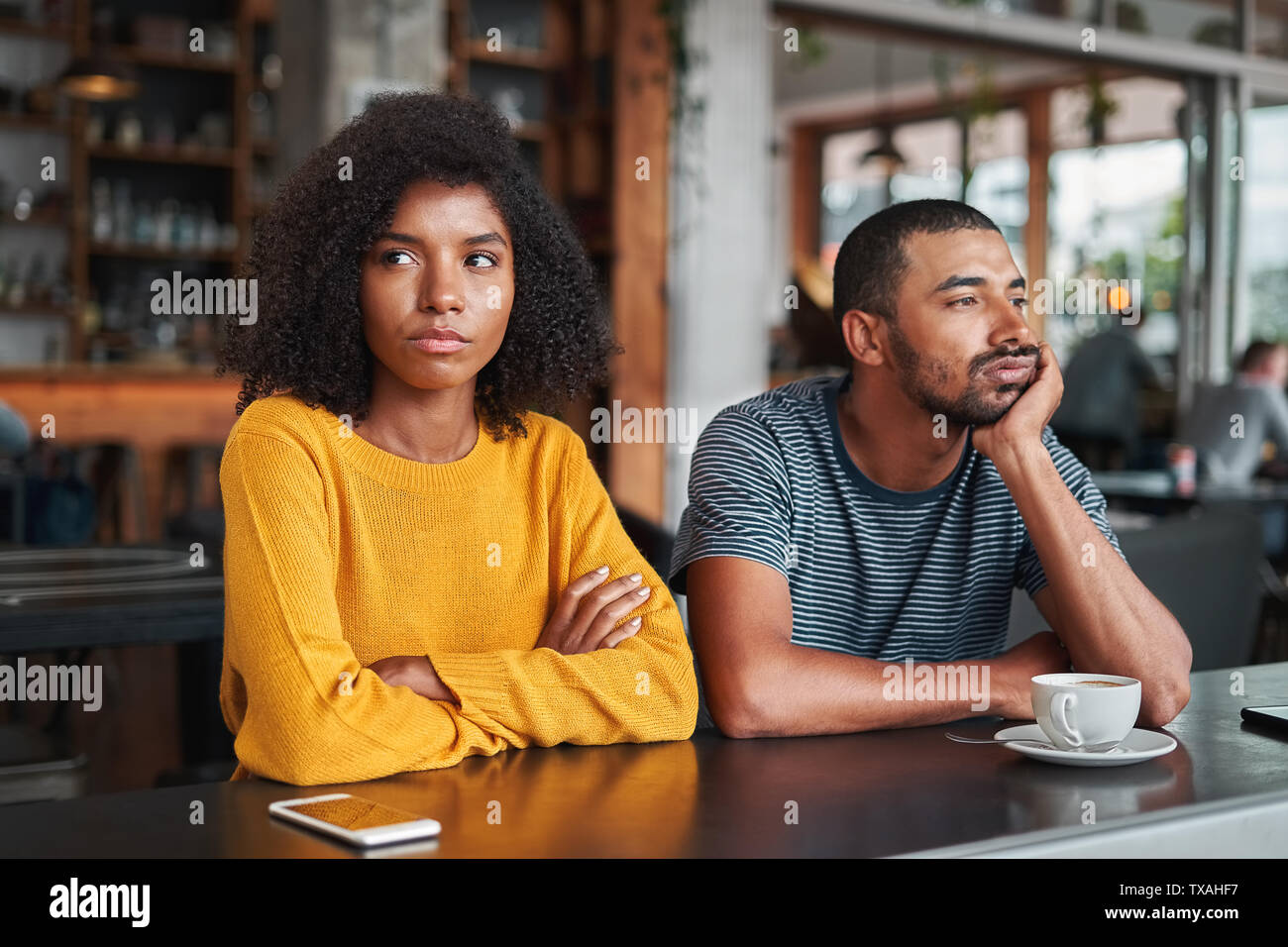 Traurig und wütend junges Paar im Café Stockfoto