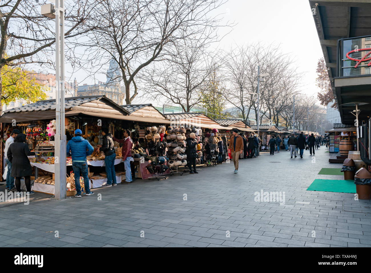 Budapest, 11. NOVEMBER: Straßenhändler, die unterschiedliche Art der Geschenke am November 11, 2018 Budapest, Ungarn Stockfoto