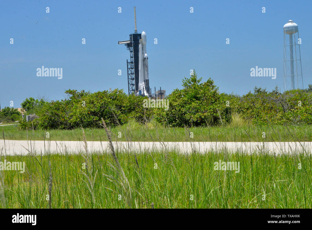 Kennedy Space Center. Florida. USA. Juni 24, 2019 eine SpaceX Falcon schwere Rakete ist bereit, bei Launch Complex 39A für Start heute Nacht der Abteilung des Verteidigungsministeriums (DoD) Space Test Programm-2 (STP-2) Mission. Heben Sie ist für 11:30 Uhr EDT, mit einem 4-stündigen Startfenster. Die Mission, die von der U.S. Air Force Space und Raketensysteme Center verwaltet, wird 24 Satelliten in den Weltraum liefern, einschließlich vier NASA Nutzlasten. Foto Julian Porree/Alamy leben Nachrichten Stockfoto