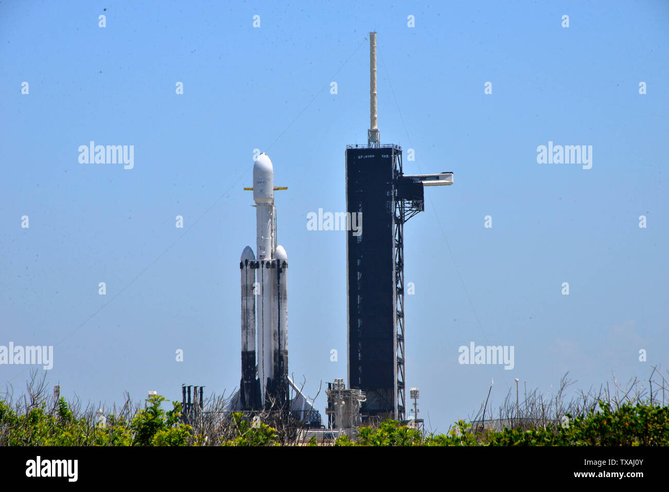 Kennedy Space Center. Florida. USA. Juni 24, 2019 eine SpaceX Falcon schwere Rakete ist bereit, bei Launch Complex 39A für Start heute Nacht der Abteilung des Verteidigungsministeriums (DoD) Space Test Programm-2 (STP-2) Mission. Heben Sie ist für 11:30 Uhr EDT, mit einem 4-stündigen Startfenster. Die Mission, die von der U.S. Air Force Space und Raketensysteme Center verwaltet, wird 24 Satelliten in den Weltraum liefern, einschließlich vier NASA Nutzlasten. Foto Julian Porree/Alamy leben Nachrichten Stockfoto