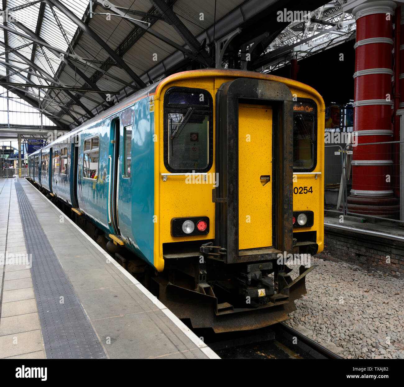 British Rail Class 150 Sprinter Diesel im Bahnsteig, Liverpool Lime Street, Liverpool, England, UK Stockfoto