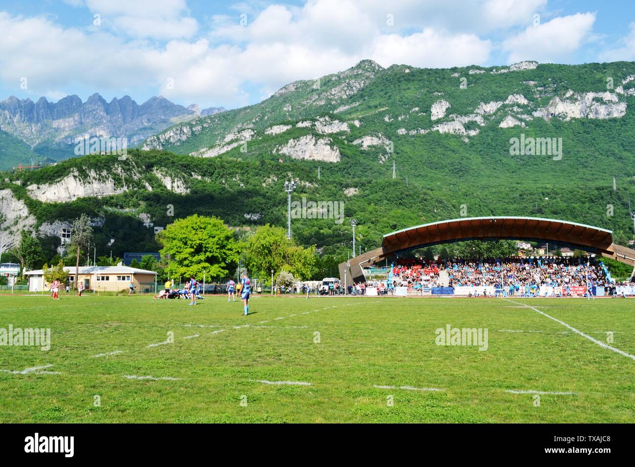 Lecco/Italien - 24. Mai 2015: Berg Resegone über Lecco und das Rugby-spiel zwischen Lecco und ASD Rugby Rugby Casale auf dem Sportplatz Lecco Bione. Stockfoto