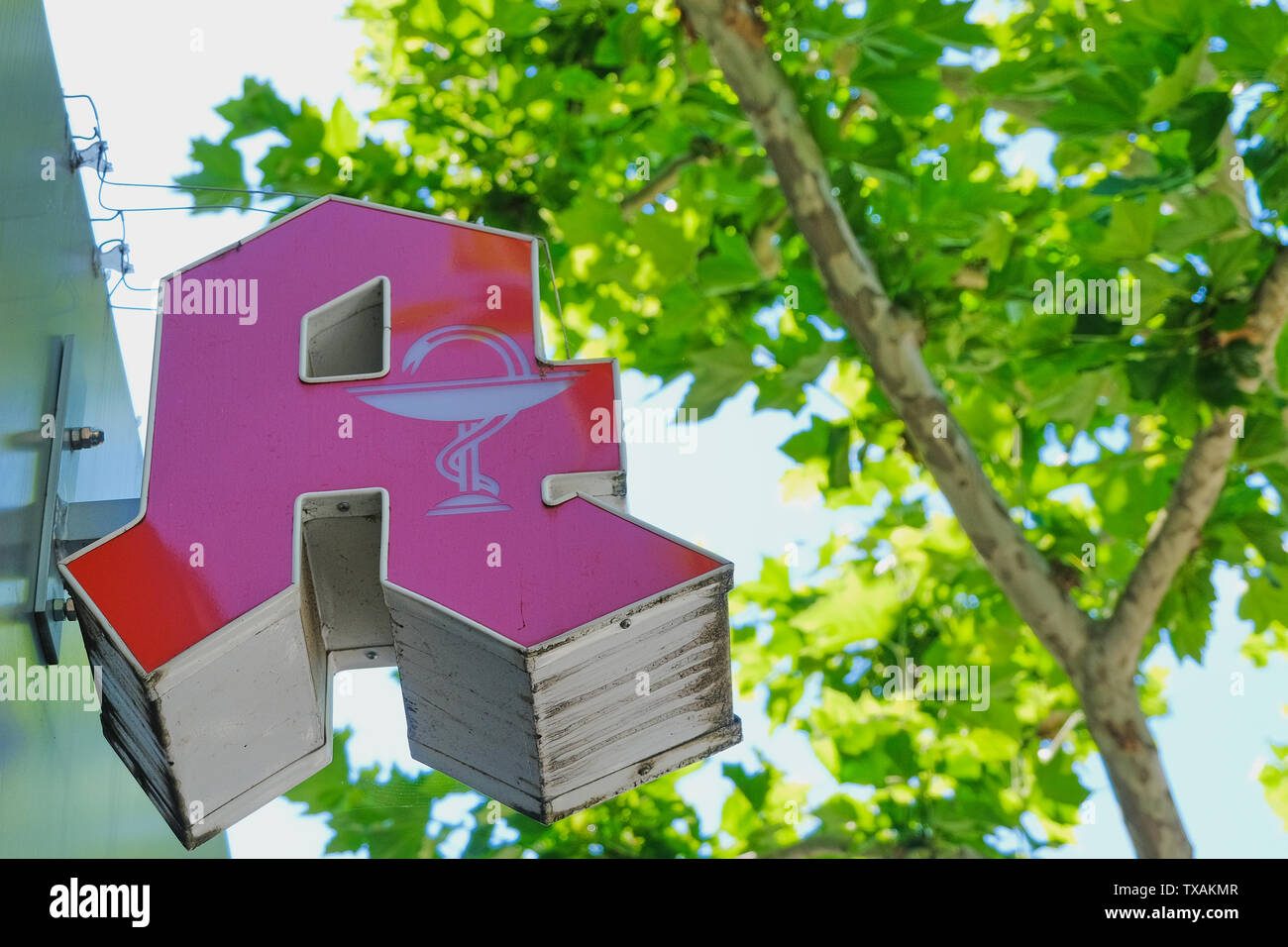 Mainz, Deutschland - Juni 24,2019: Rot ein ist das Logo der öffentlichen Apotheken in Deutschland. Alle deutschen Apotheken führen ein stilisierter Buchstabe A, die Schüssel von Hygieia und eine Schlange oder Schlange gezwirnter um Sie herum Stockfoto