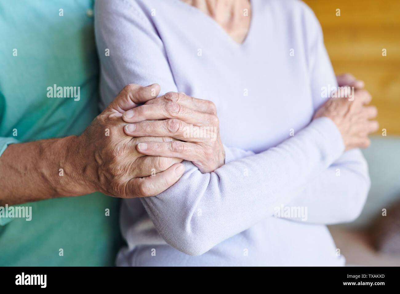 Reife Frau in casualwear halten sich an den Händen der Amourösen Mann Stockfoto