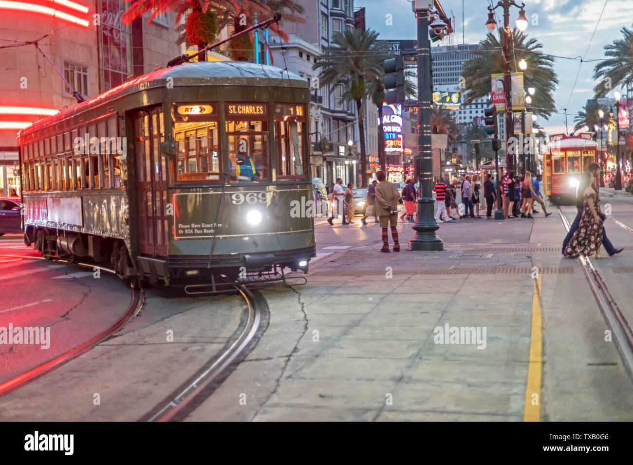 New Orleans, Louisiana - New Orleans Straßenbahnen auf der Canal Street. Stockfoto