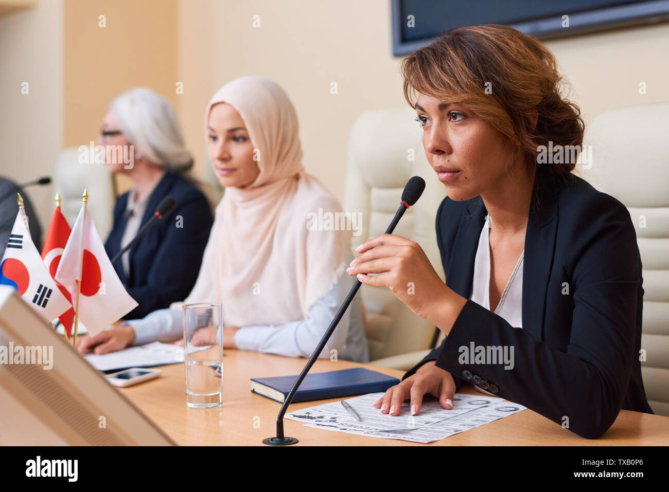 Junge zuversichtlich weibliche Sprecher in formale Stockfoto