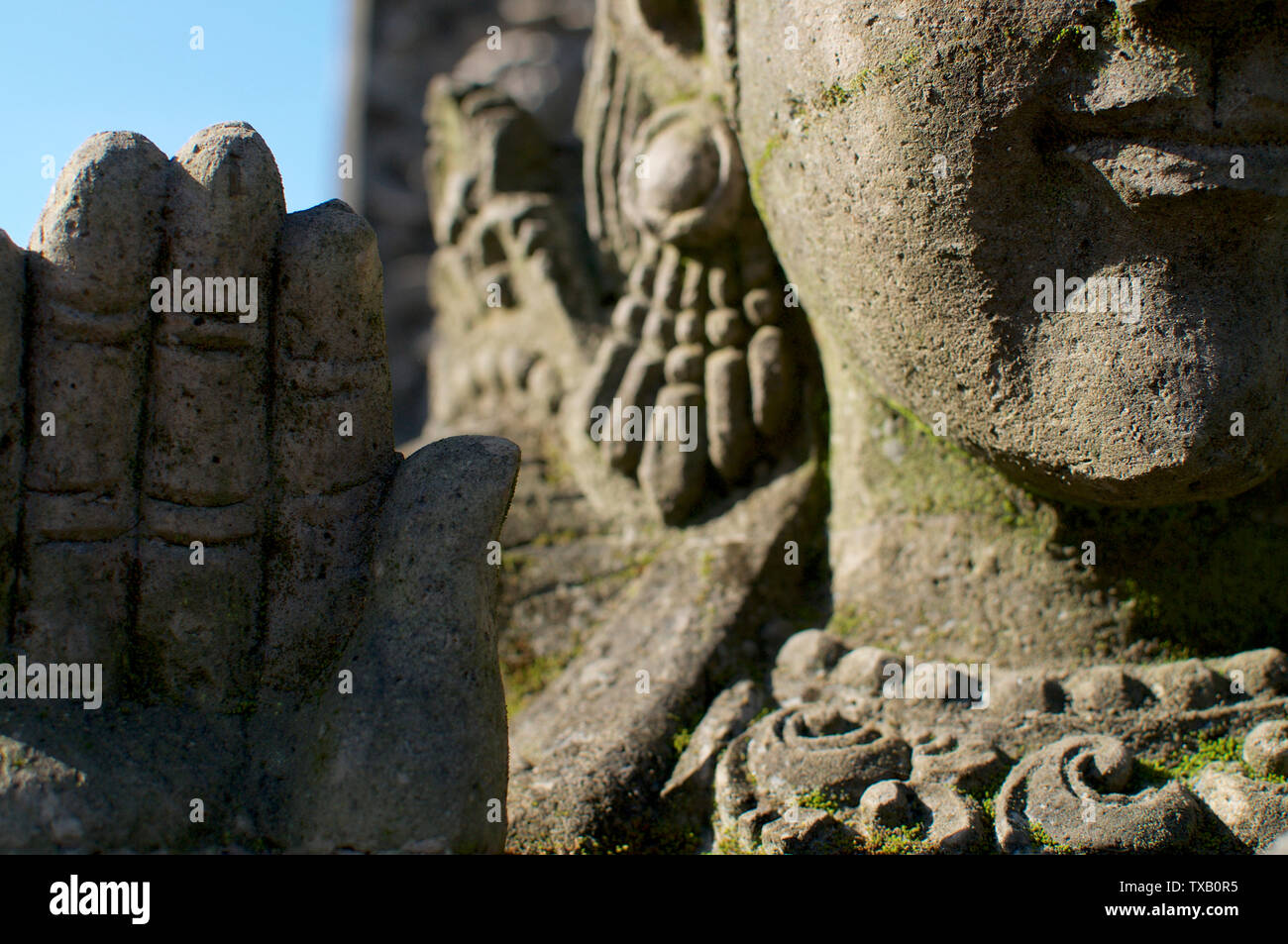 Schönes Detail Bild eines balinesischen Buddha Statue aus Stein mit der furchtlosigkeit mudra Position. Die Statue ist in Ubud, Bali - Indonesien Stockfoto