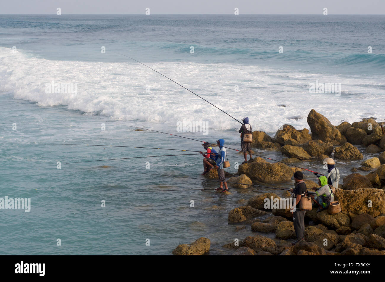 Melasti Beach, Bali, Indonesien - 28. Januar 2019: Einige typisch balinesischen Fischer am Pantai Melasti Beach stehen beim Angeln Stockfoto