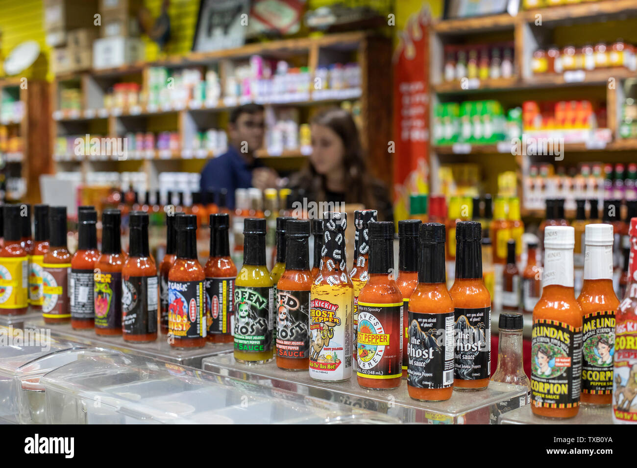 New Orleans, Louisiana - Verschiedene Marken von Hot Sauce auf Verkauf zu einem Shop im Französischen Viertel. Stockfoto