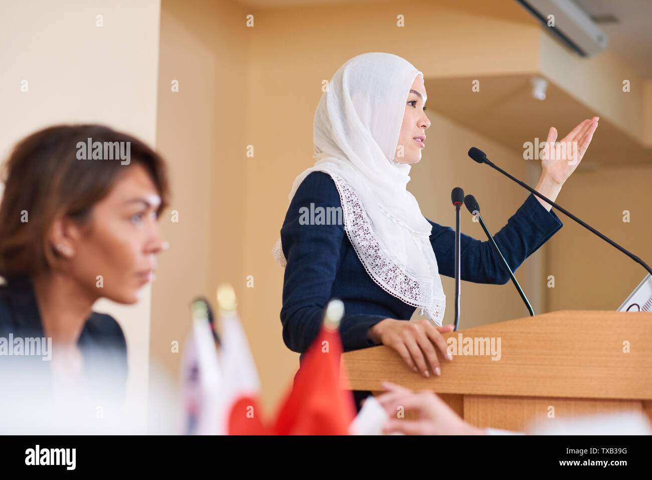 Junge zeitgenössische zuversichtlich Politikerin im hijab Stockfoto