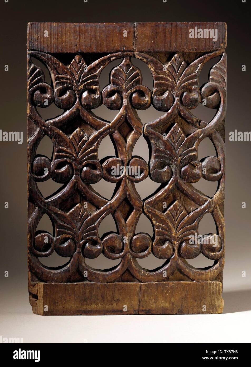 Platte (Bild 1 von 2); Ägypten, Bildhauer Holz aus dem 13. Jahrhundert, geschnitzt 11 7/8 x 8 x 3/4 Zoll. (30,16 x 20,32 x 1,91 cm) The Madina Collection of Islamic Art, Gift of Camilla Chandler Frost (M.2002.1.32) Islamische Kunst, Die Derzeit öffentlich zu sehen ist: Ahmanson Building, Stockwerk 4; Datum 13. Jahrhundert QS:P571,+1250-00-00T00:00:00Z/7; Stockfoto
