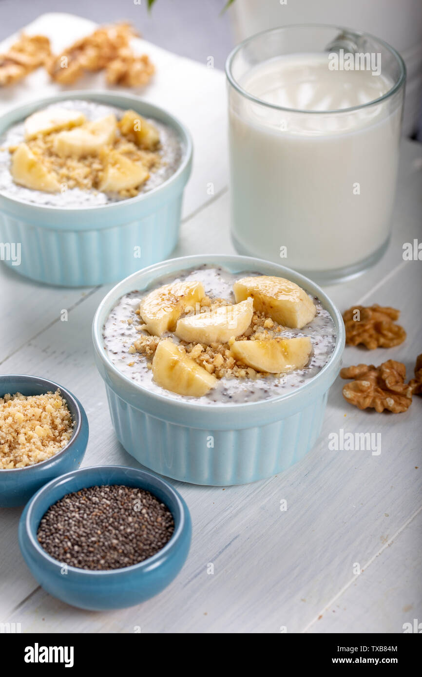 Chia Pudding aus Milch, Bananen und dekoriert, Nussbaum Stockfoto