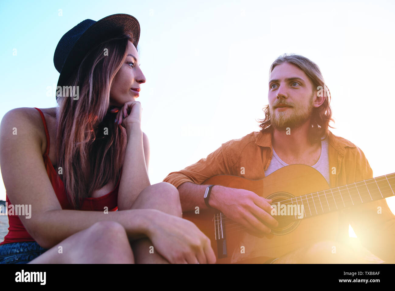 Glückliche Gruppe von Freunden mit Party am Strand Stockfoto
