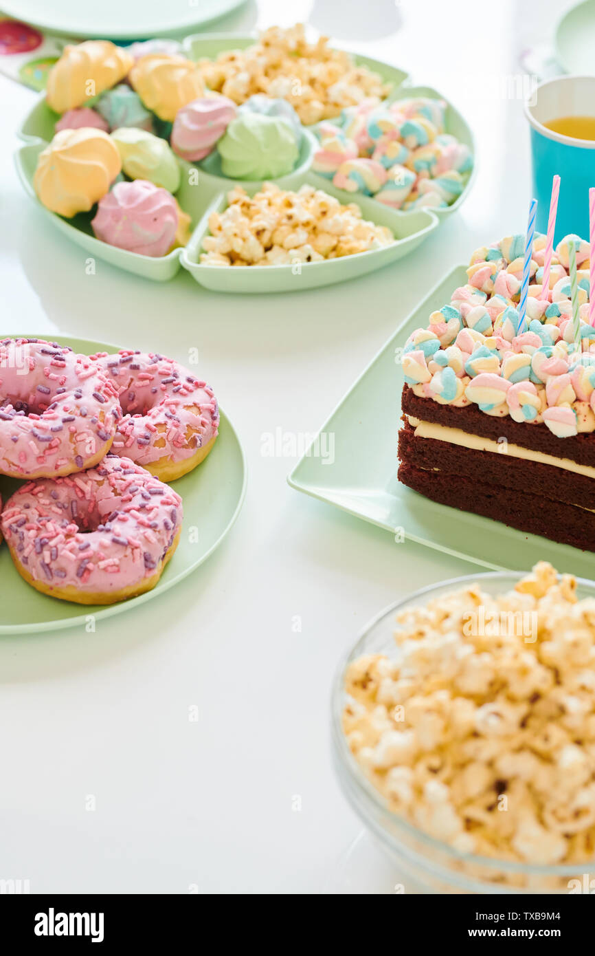 Geburtstag Desserts serviert Tabelle Stockfoto