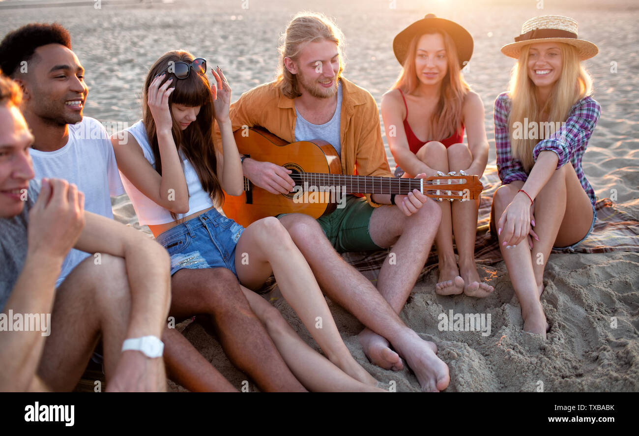 Glückliche Gruppe von Freunden mit Party am Strand Stockfoto