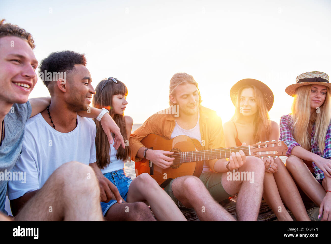 Glückliche Gruppe von Freunden mit Party am Strand Stockfoto