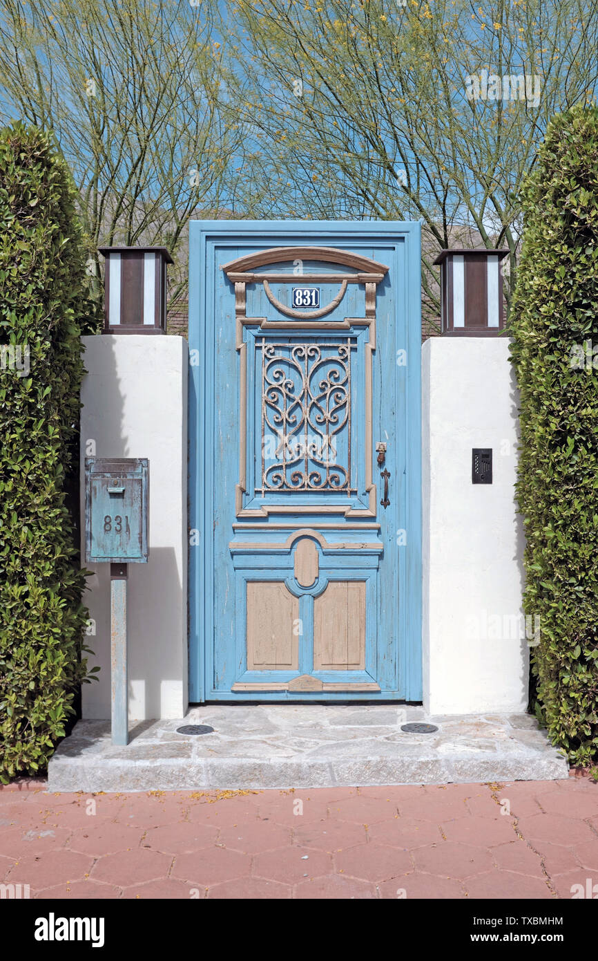 Freistehende blaue Tür, die zu einem Wohnsitz in Palm Springs, Kalifornien, USA führt. Stockfoto