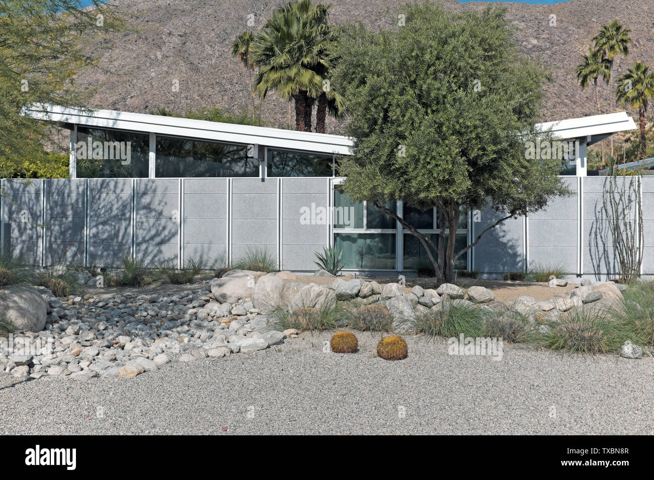 Palm Springs Haus mit umgekehrtem Giebeldach, auch bekannt als Schmetterlingsdach, populär in Palm Springs während der 1950er Jahre vom Architekten William Krisel. Stockfoto