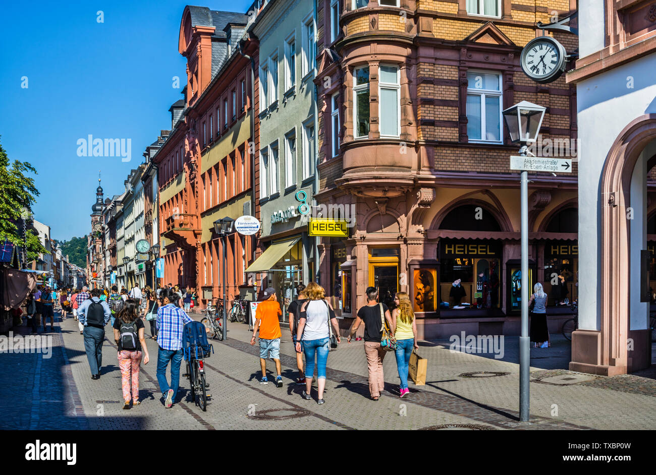 Hauptstraße Heidelberg, einem beliebten Einkaufs- und Fußgängerzone der Altstadt fahren Heidelberg, Baden-Württemberg, Deutschland Stockfoto