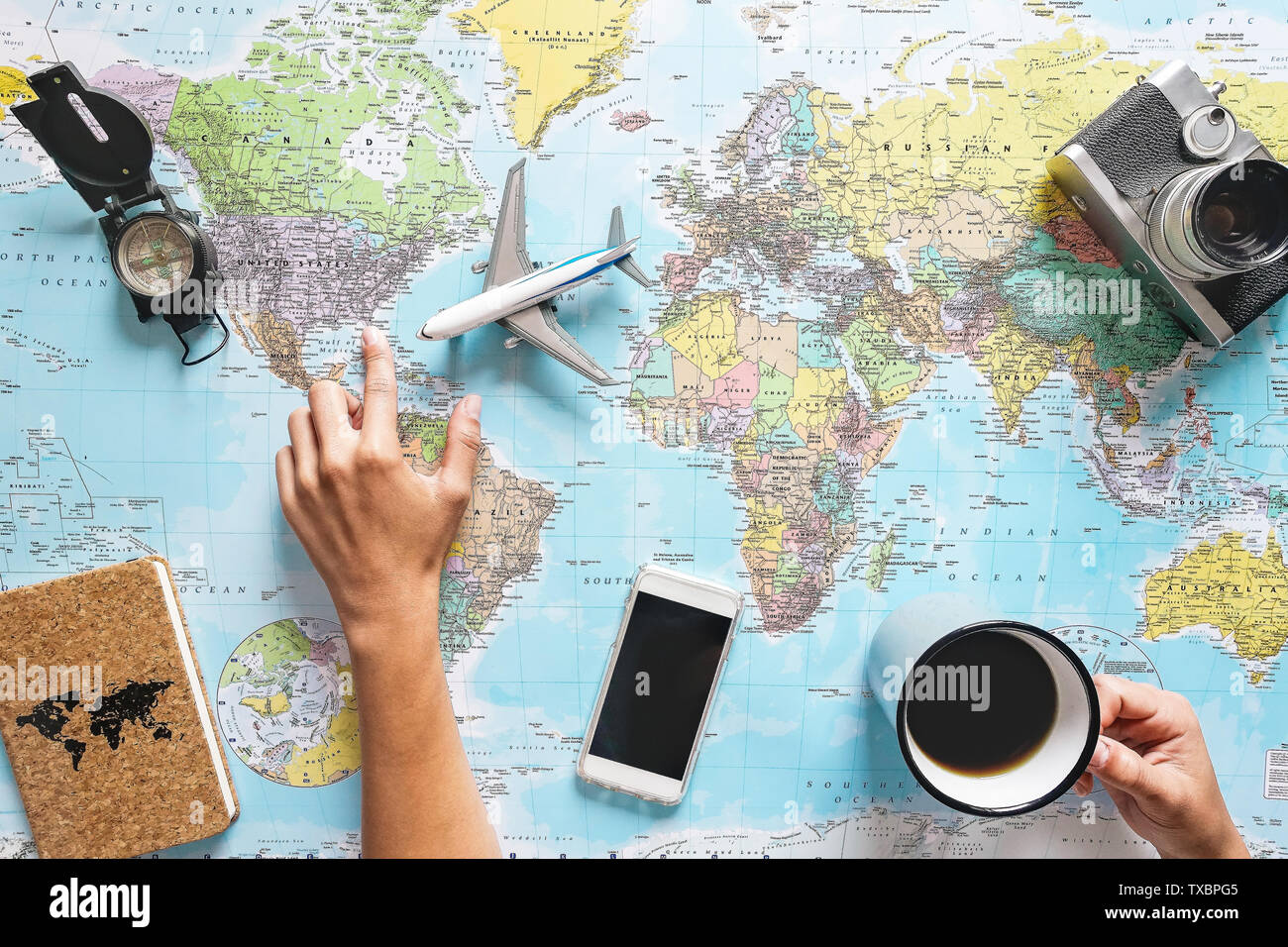 Blick von oben auf die junge Frau, die ihren Urlaub mit Weltkarte beim Trinken Kaffee - Touristische zeigt das nächste Reiseziel Planung Stockfoto Blick von oben auf die junge Frau, die ihren Urlaub mit Weltkarte beim Trinken Kaffee - Touristische zeigt das nächste Reiseziel Planung Stockfoto
