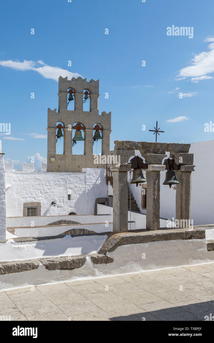 Glockenturm auf der Oberseite des Kloster des Hl. Johannes des Theologen in Chora auf einem Hügel auf der Insel Patmos in Griechenland. Stockfoto