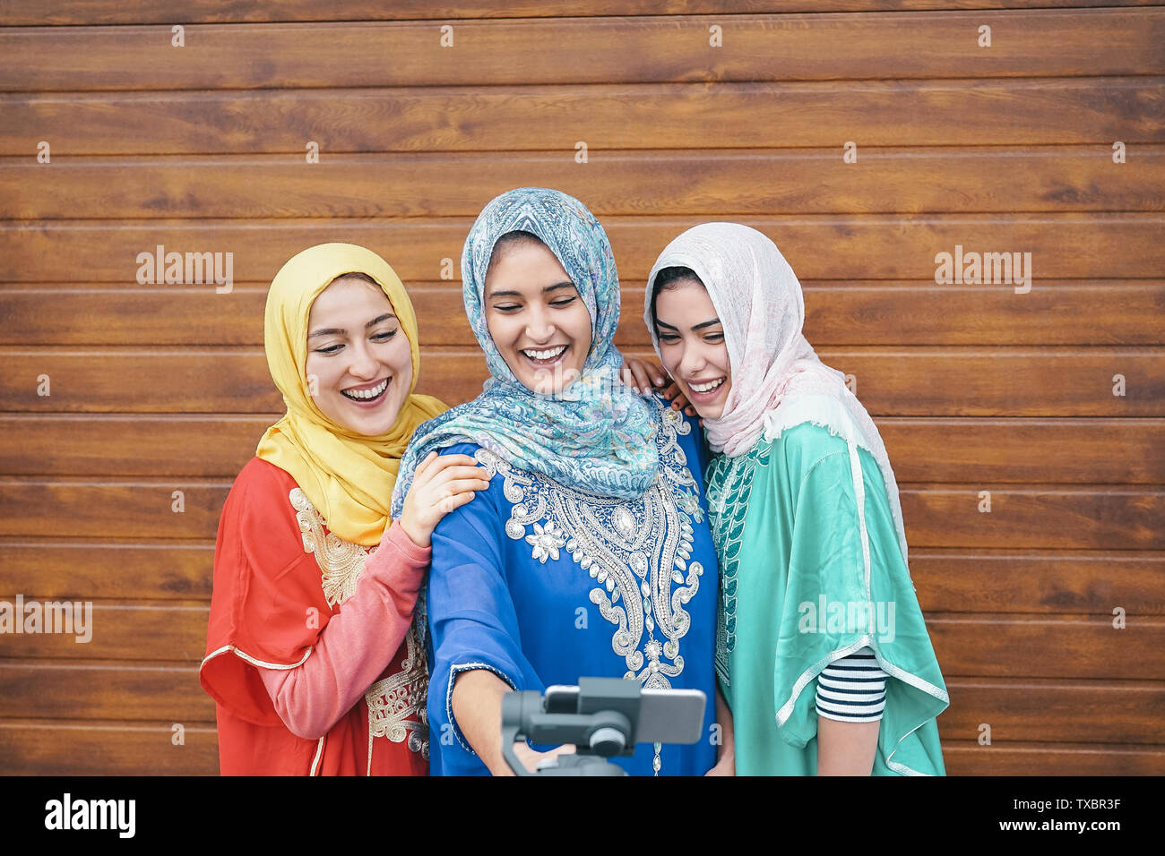 Happy muslimischen Frauen, Video mit Gimbal smart phone Kamera in der Hochschule - 1001 junge Leute Spaß mit neuer Technologie für soziale Medien Stockfoto