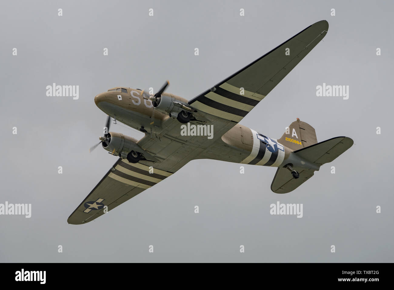 Eine Douglas C-47 Skytrain WW2-transport Flugzeuge am Himmel über Dunsfold Flugplatz, UK für den letzten jemals Wings & Wheels Airshow am 16. Juni 2019. Stockfoto