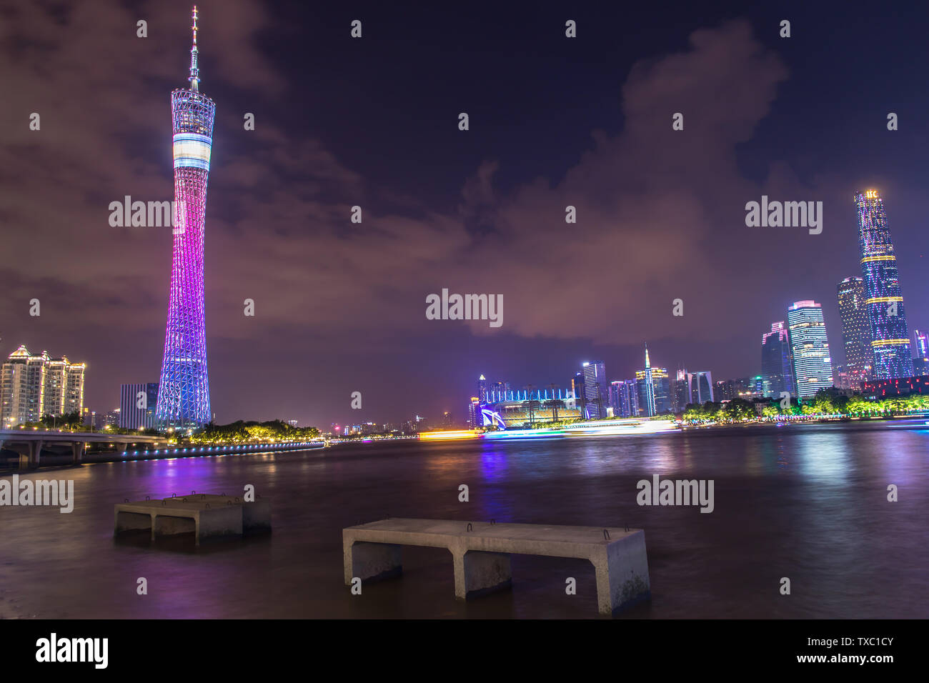 Tag und Nacht Guangzhou Tower, verschiedenen Winkeln betrachten verschiedene kleine Barbar Taille, die andere Farbe. Stockfoto