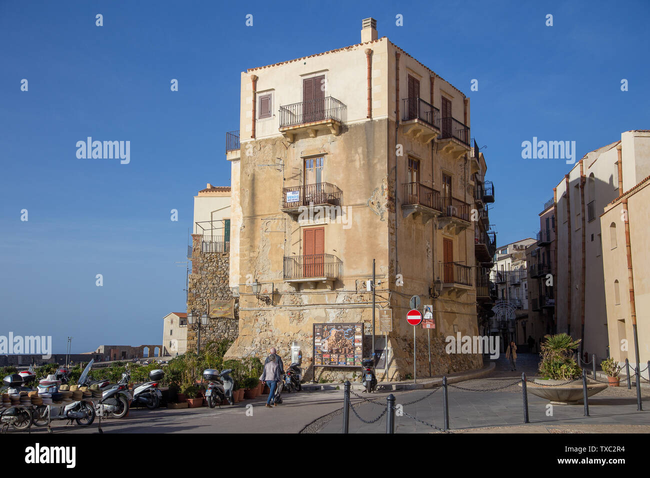 Céfalu, Sizilien, Italien - 16. März 2018: Straßen und Typica Gebäude des ehemaligen Fischerdorf Stockfoto