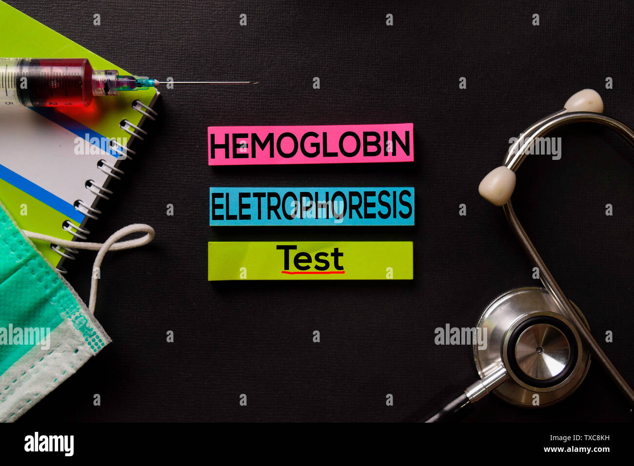Hämoglobin Eletrophoresis-Test in der Ansicht von oben schwarz Tisch mit Blutprobe und Healthcare/Medical Konzept. Stockfoto