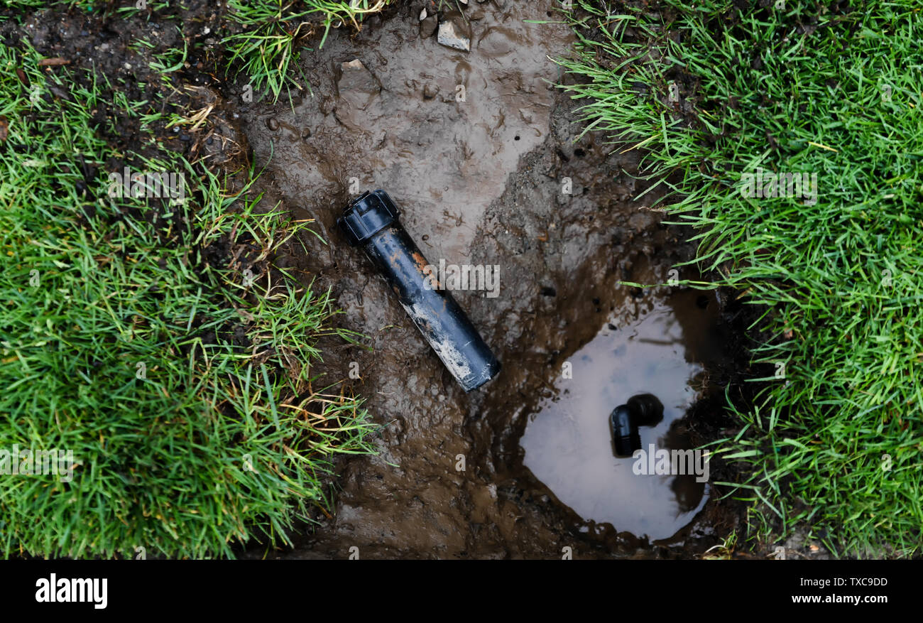 Sprinkleranlage unter Wartung Reparatur mit Teilen Festlegung auf dem Boden Stockfoto