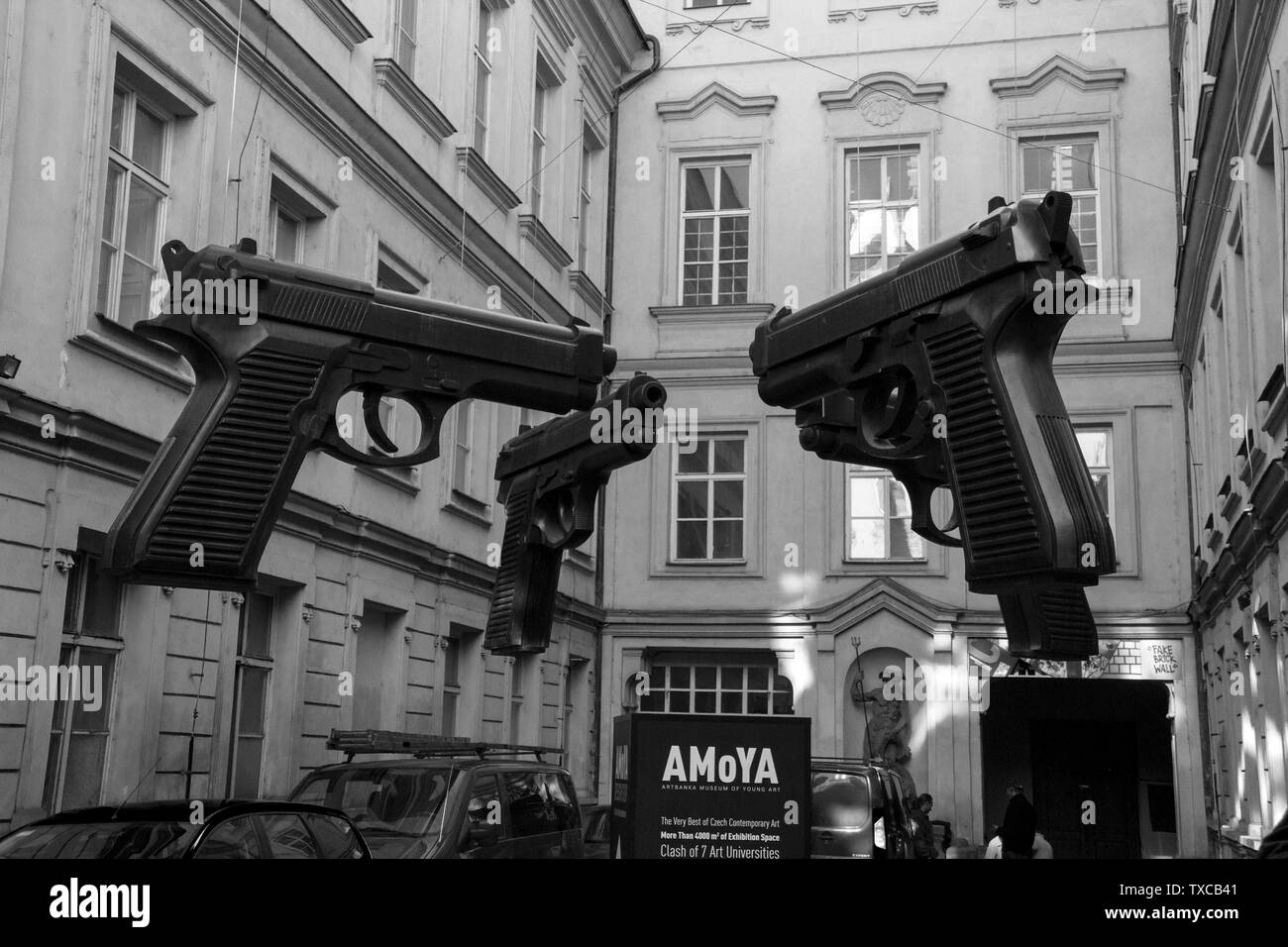 Kunst Ausstellung Halle mit hängenden großen Gewehren in Prag Stockfoto