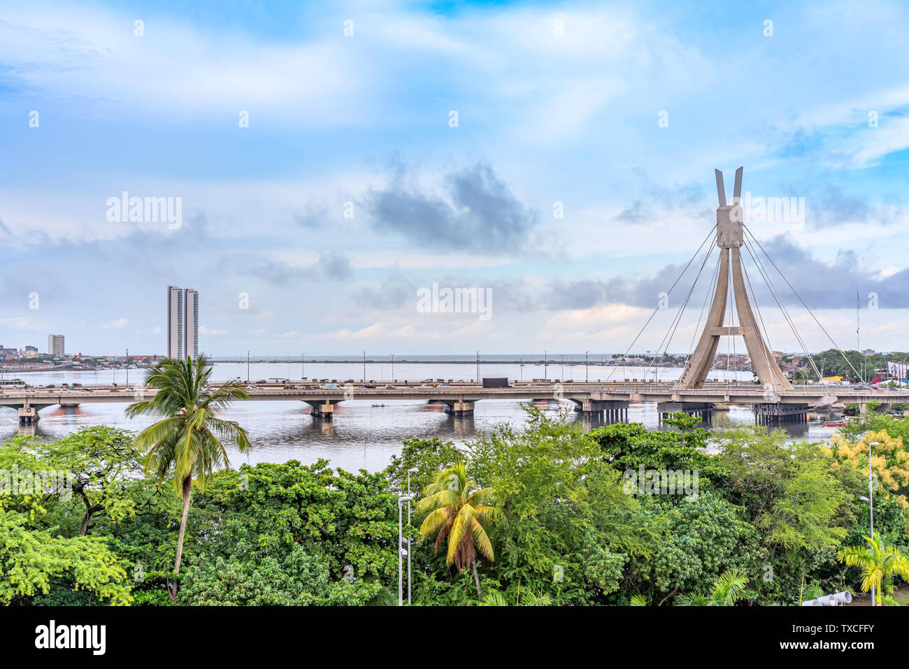 Ponte Encanta Moca, verzauberte Dame Brücke und Blick auf den Fluss Capibaribe vom Shopping Rio Mar, Recife, Pernambuco, im Nordosten von Brasilien Stockfoto