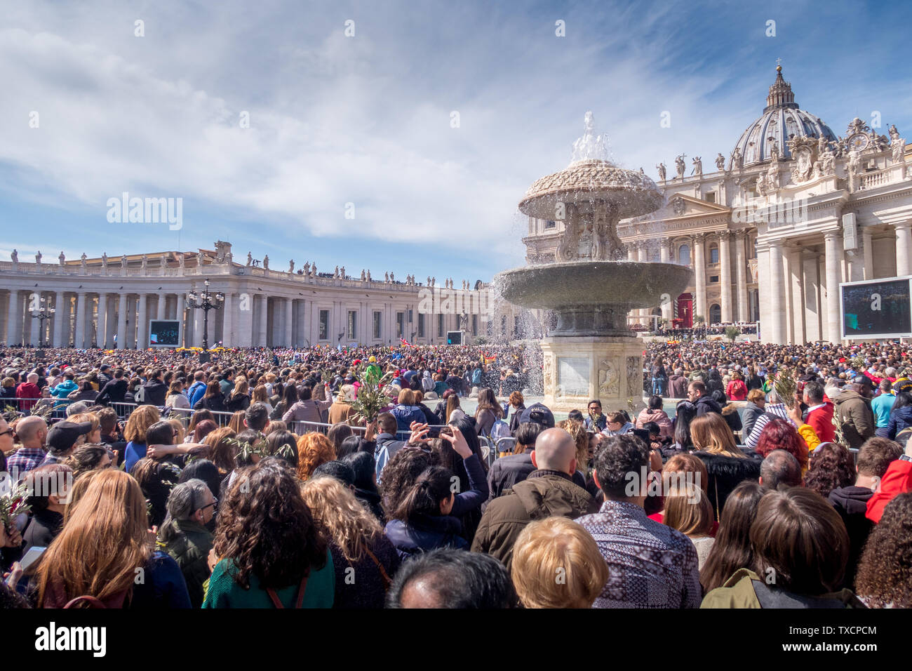 Vatikanstadt, Italien, 25. März 2018: eine Masse von Katholiken an einer Messe mit dem Papst vor der Basilika St. Peter Stockfoto