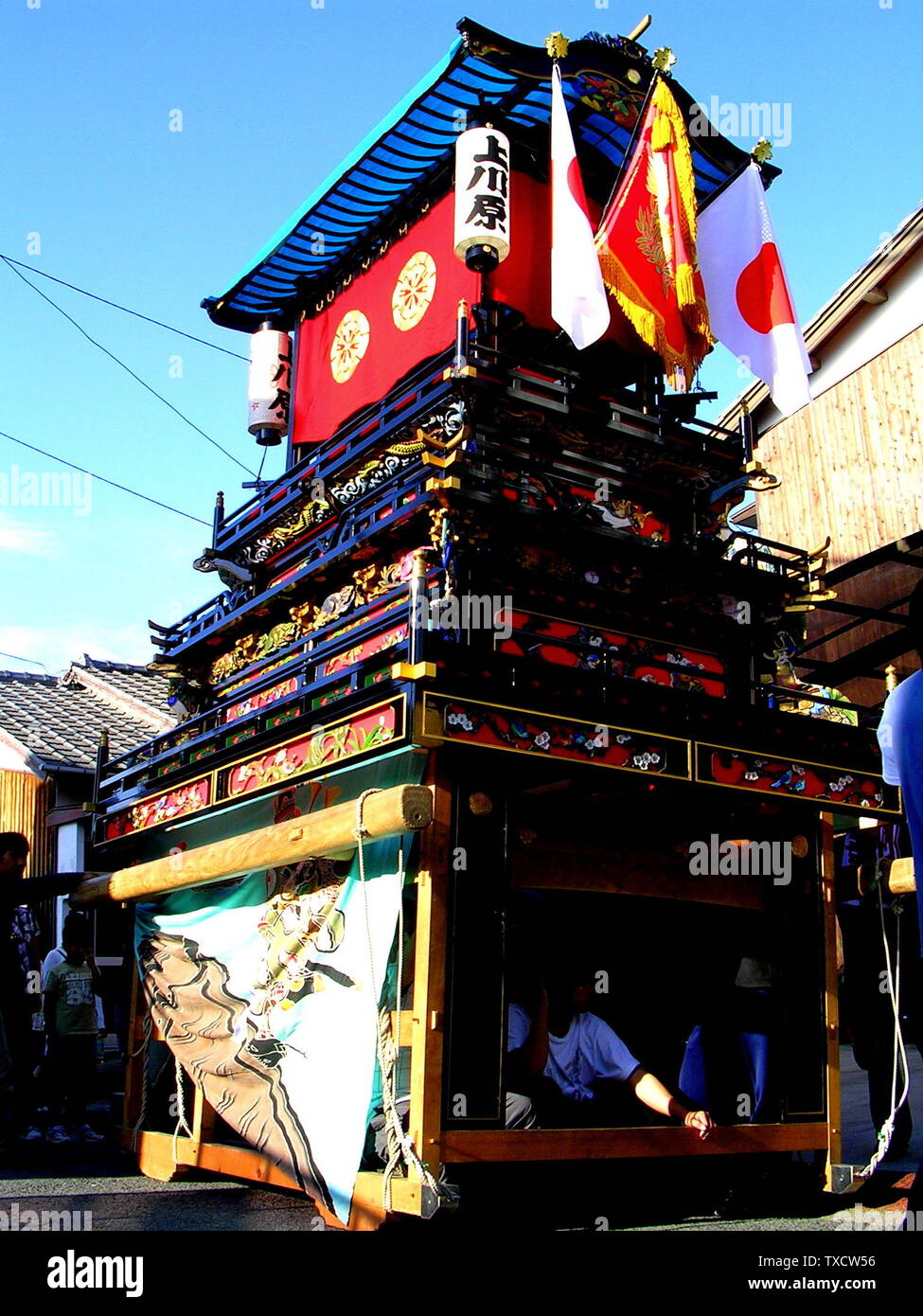 愛媛県 西条市 西条祭り の祭礼 の塗りだんじり 従来の顔料塗りに加えて 現在では必ずしもそうでない傾向にある 通常は年数が経った古い白木屋台を塗るが 近年では奮発して高価な本漆などで塗る屋台も増え また有名な塗り師に塗りを依頼するなど 塗りにすると