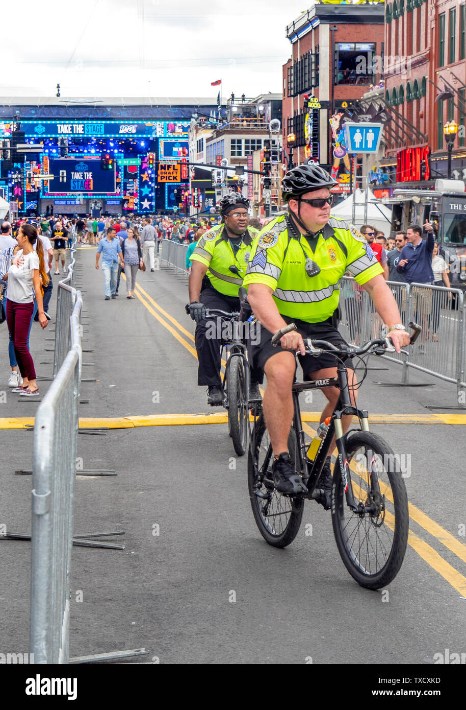 Polizisten auf Fahrrädern patrouillieren Broadway während NFL Draft 2019 Nashville, Tennessee. Stockfoto