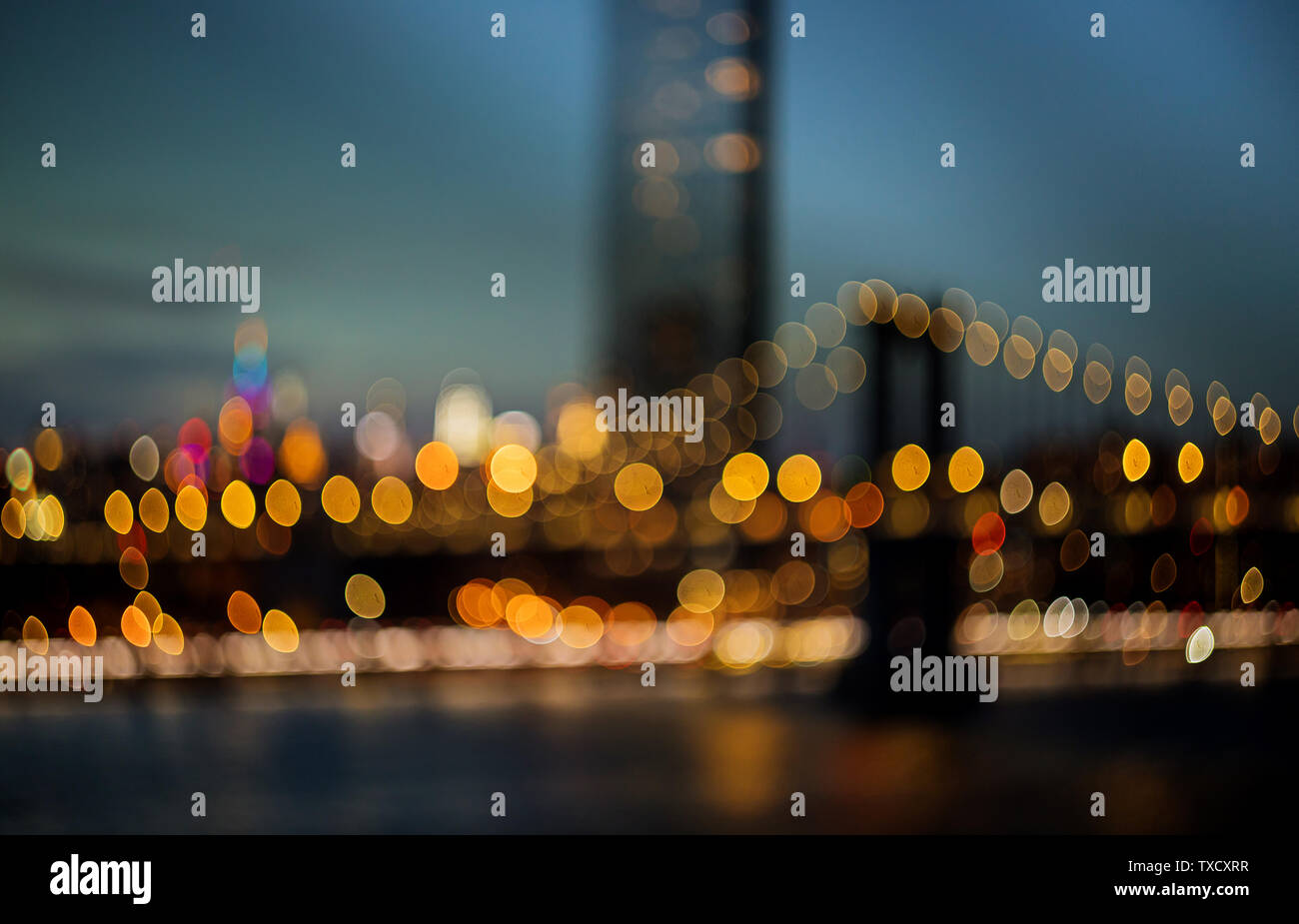 New York City - schöne Zusammenfassung über Manhattan mit Manhattan Bridge Luftbild Stadt verschwommen Lichter Nacht Blick Skyline, Stockfoto
