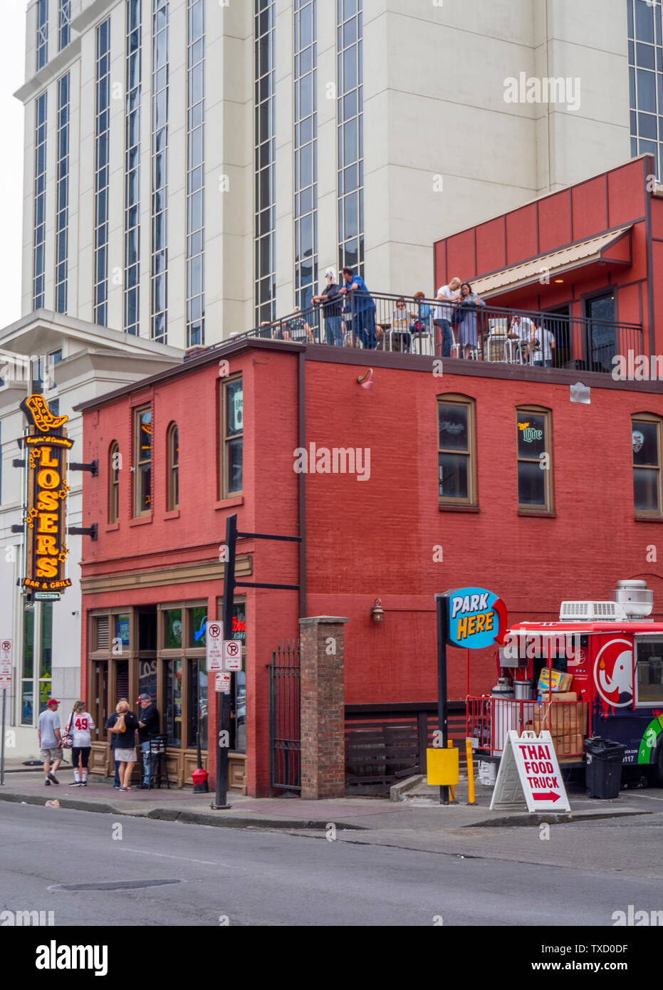Ventilatoren an den Verlierer Bar und Grill Restaurant und Konzertsaal Bar auf der Dachterrasse während NFL Draft 2019 Nashville Tennessee USA. Stockfoto