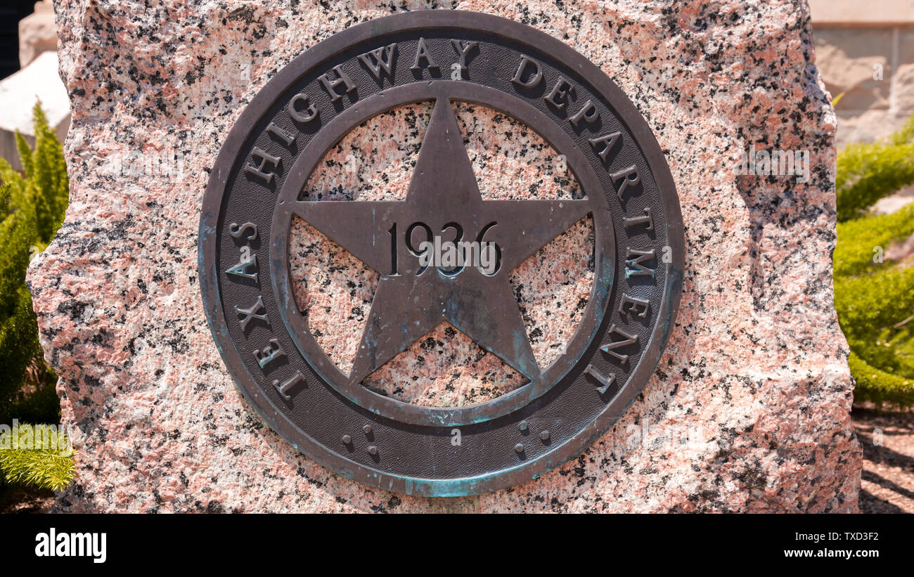 VICTORIA, Texas - Juni 9, 2019 - Historische Texas Highway Department Logo auf Stein an der berühmten Victoria County Courthouse montiert Stockfoto