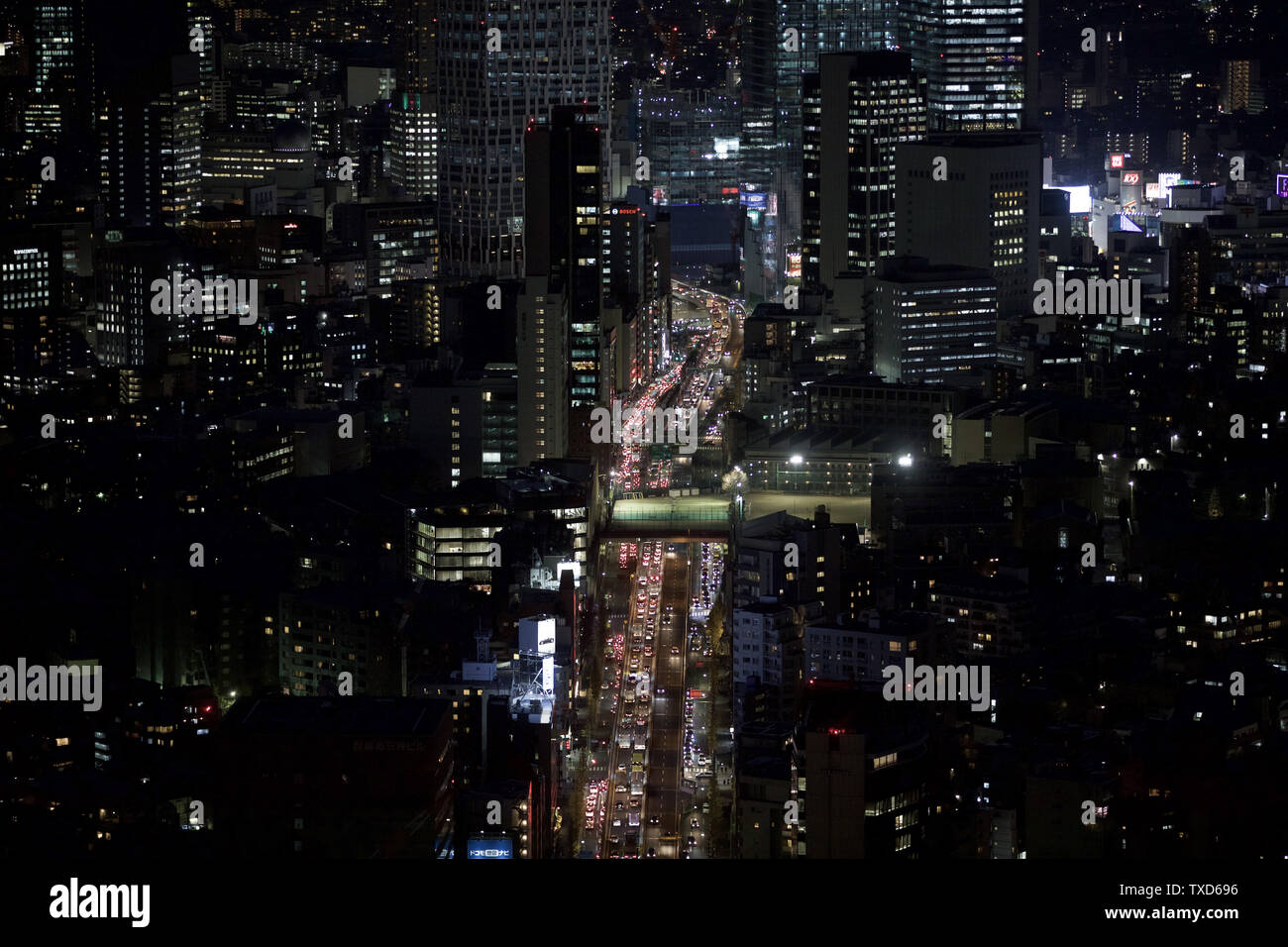 In der Nacht, die Stadt der Verkehr fließt zum Hochhaus Gebäude, die hohe Stille Stockfoto