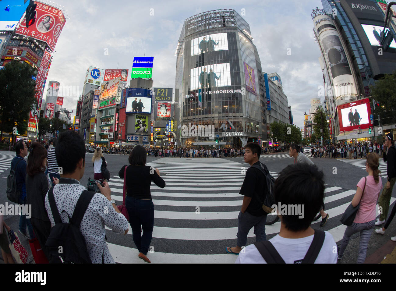 Shibuya Crossing in Tokio, Japan, ist bekannt für seine extrem beschäftigt Jagt, mit zebrastreifen Fußgänger in alle Richtungen gleichzeitig. Stockfoto
