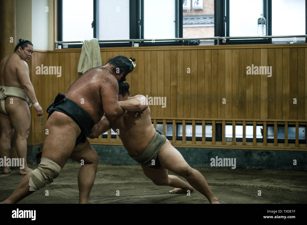 Einige Athleten der verschiedenen Rang Aufwärmen und sume Wrestling an einem kleinen Sumo stabil in Tokio, Japan. Stockfoto